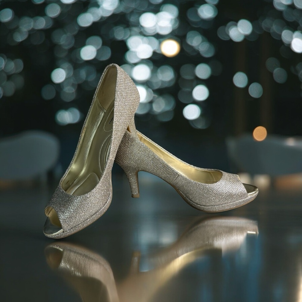Bandolino B Flexible SuperModel Size 6.5 M 2.5” Heel Pumps .5” Platform Silver